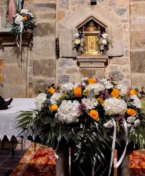 Arreglo Funerario Blanco en Floristería Magnolia Guardo