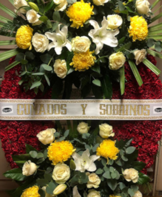 Corona de Rosas y Liliums en Floristería Magnolia Guardo